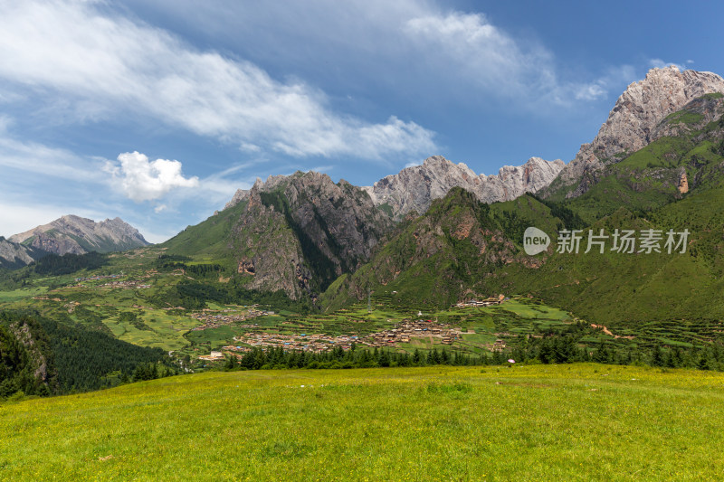 云雾缭绕下的草原山峰