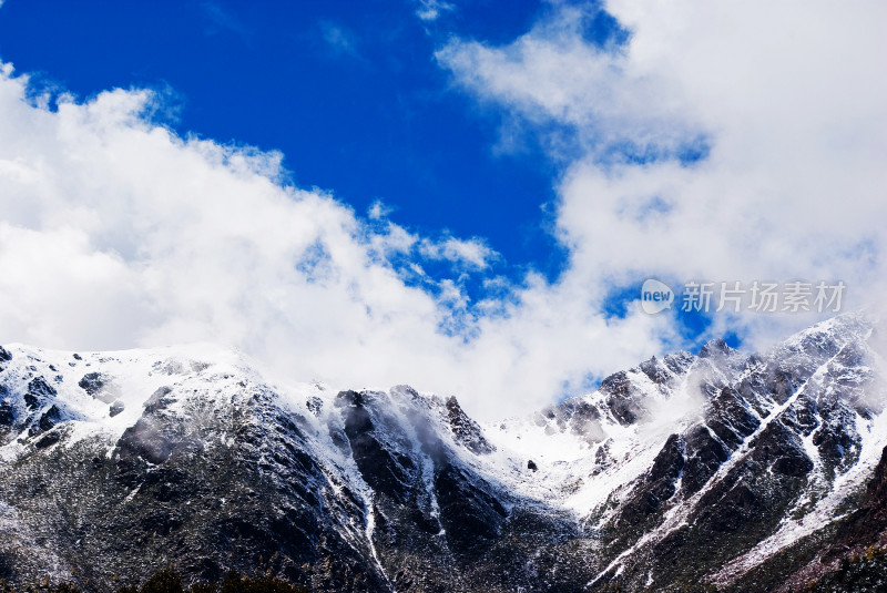 川西蓝天白云下的雪山风景