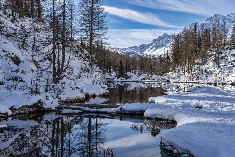 西藏高原山林雪山溪流