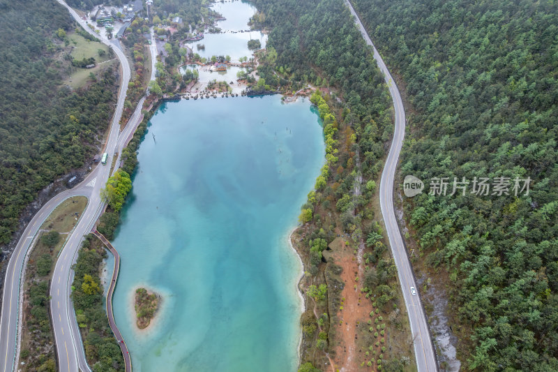 云南丽江玉龙雪山蓝月谷云雾缭绕高空航拍