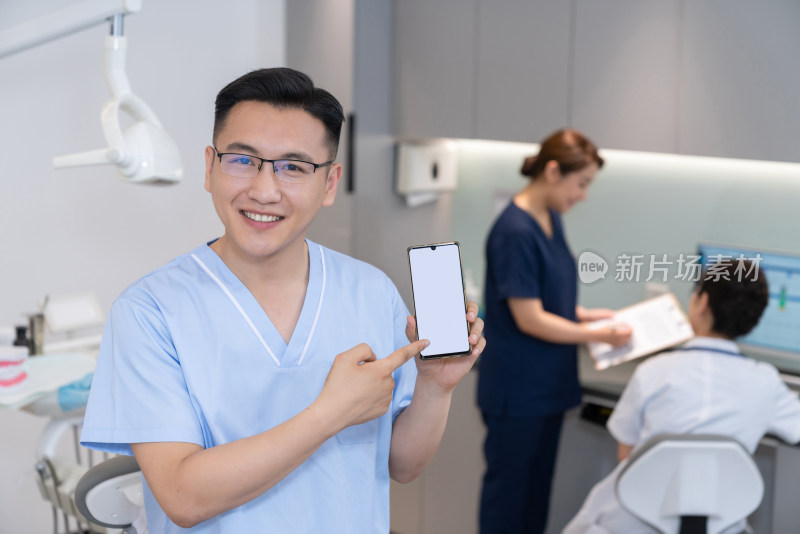 医生在牙科诊所展示手机