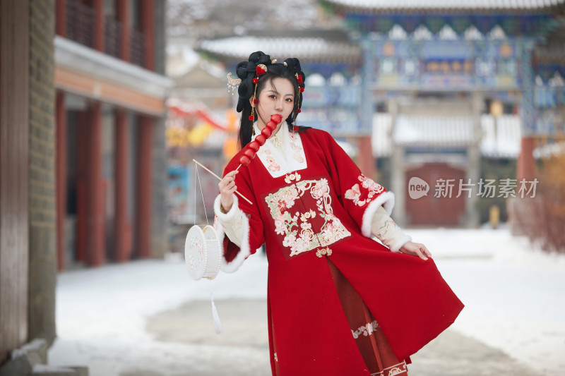 雪天户外身穿中式红色汉服的亚洲少女