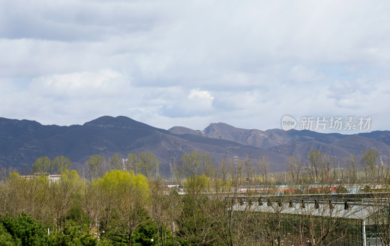 北方春天户外远处的山峦