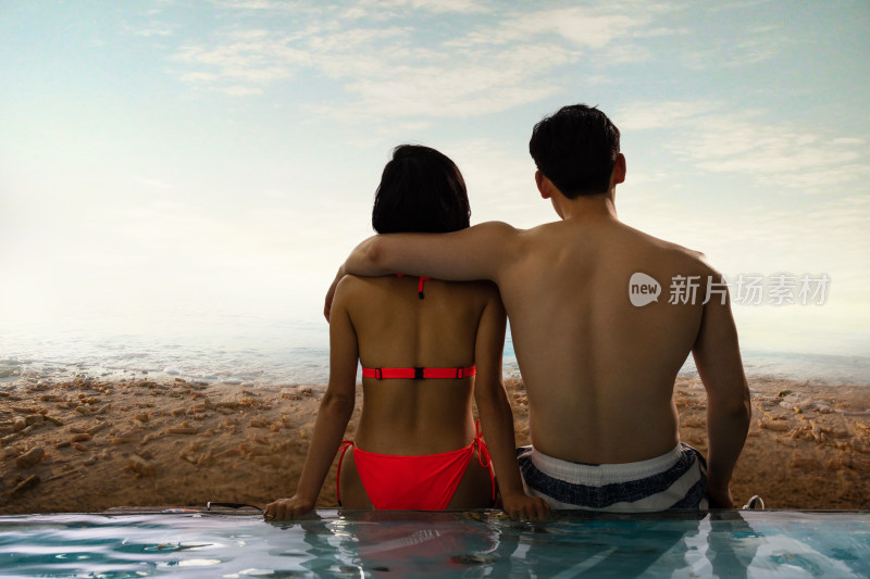 青年情侣在海边度假