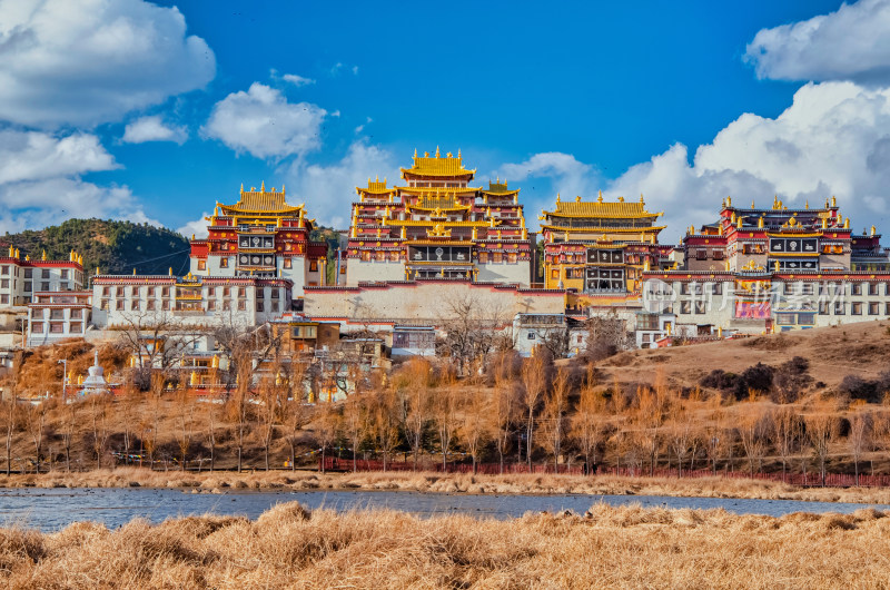 云南迪庆香格里拉松赞林寺景区湖泊草地秋景