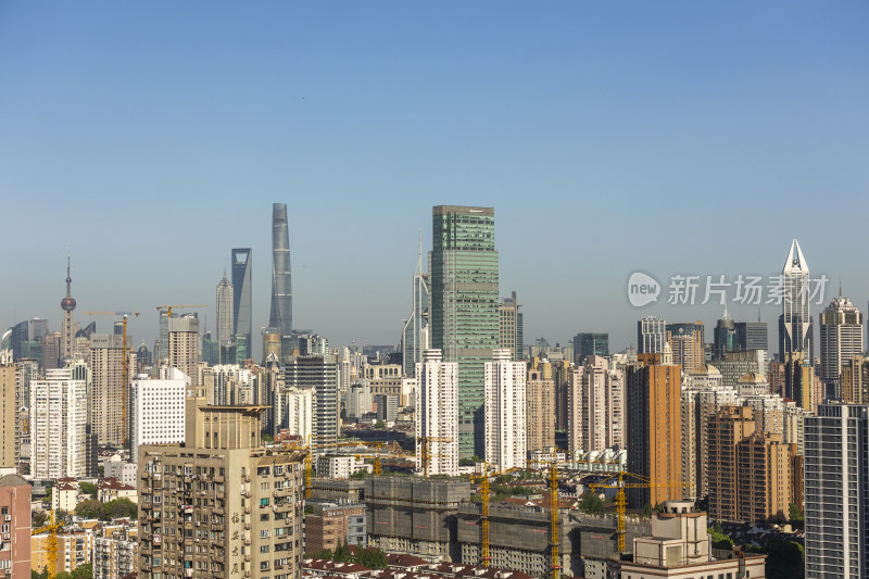 建设中的上海浦西与上海浦东遥相呼应