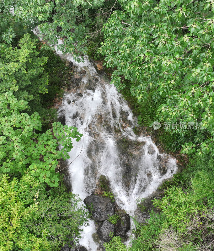 山东枣庄山亭区群山之中的飞瀑流泉美景