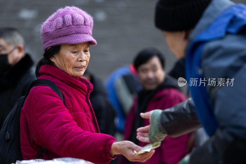 早市买菜卖菜的人们