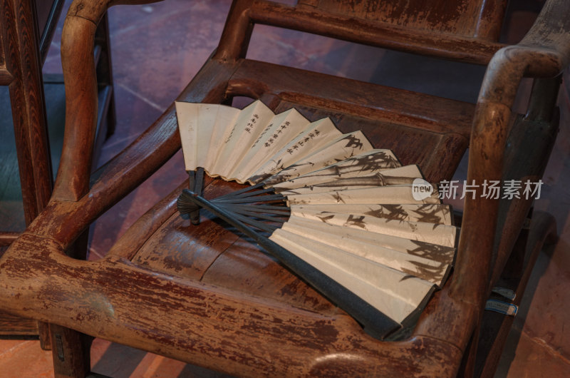 佛山顺德清晖园传统中式大宅古代纸伞与木椅