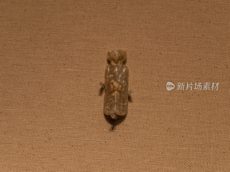 战国中期神鸟兽面纹玉管