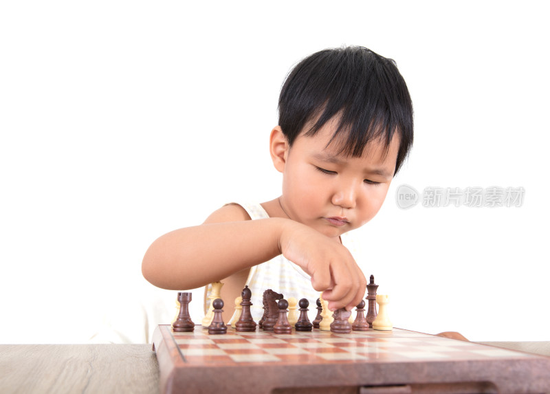 东方黄皮肤小女孩正在学习国际象棋