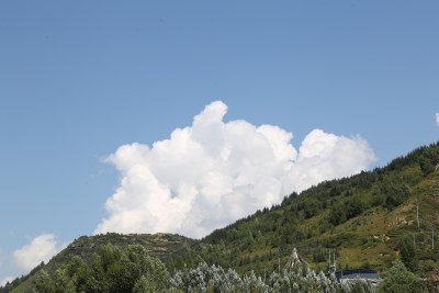 蓝天白云和大山（四川阿坝州松潘）