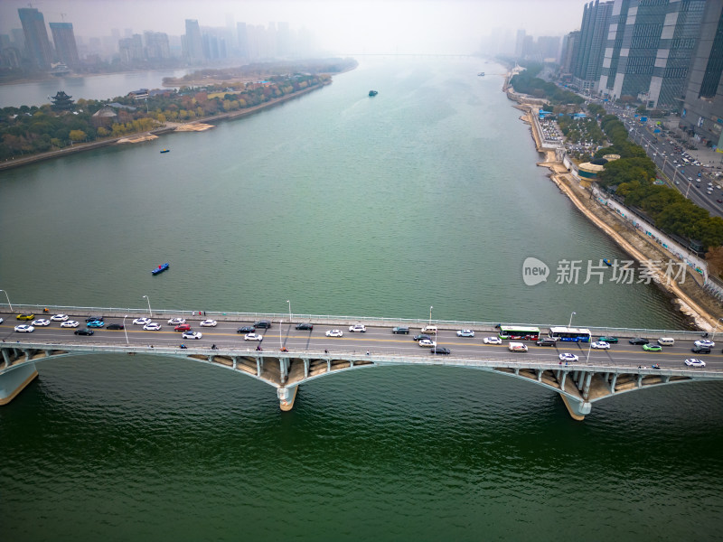 湖南长沙橘子洲大桥交通航拍图