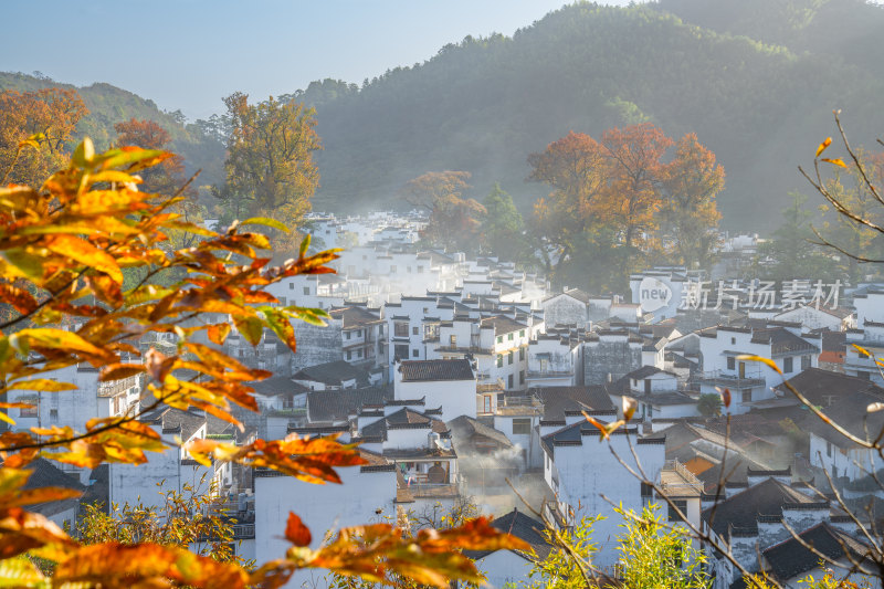 航拍江西婺源石城徽派建筑秋色枫叶村庄日出