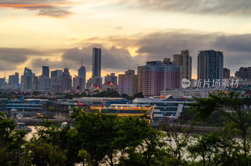 小麦岛黄昏城市上空乌云翻滚