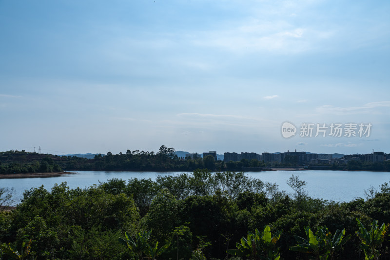 湖光山色城市远景