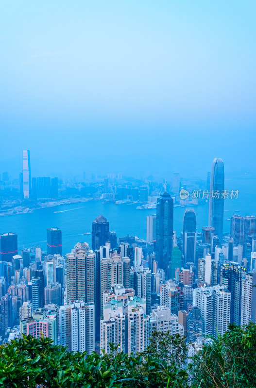 香港太平山顶看维港滨海摩天大楼建筑群