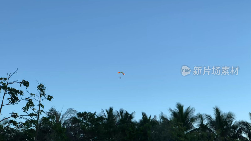 蓝天中飞翔的滑翔伞