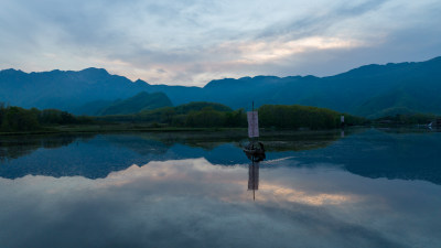 山间湖泊上的小船