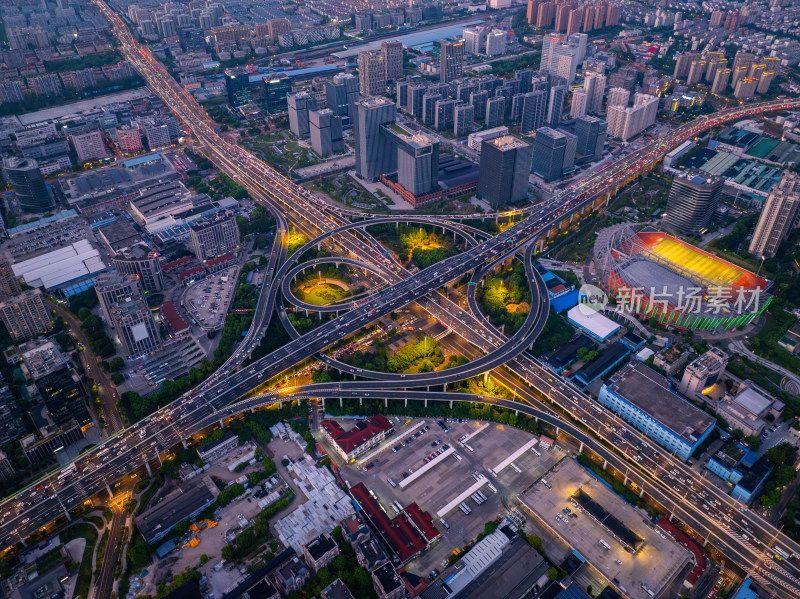 航拍上海汶水路立交桥城市晚高峰车来车往