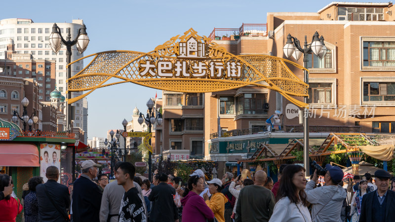 中秋节假期在中国新疆国际大巴扎游玩的游客