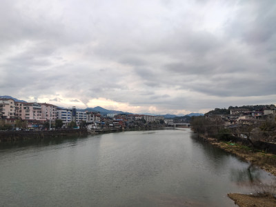 河边城镇风景全景