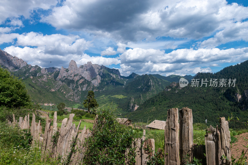 蓝天白云山峰