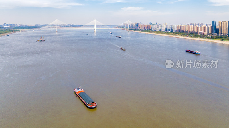 武汉二七长江大桥与长江里的货轮
