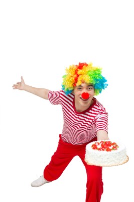 棚拍快乐滑稽的小丑捧蛋糕