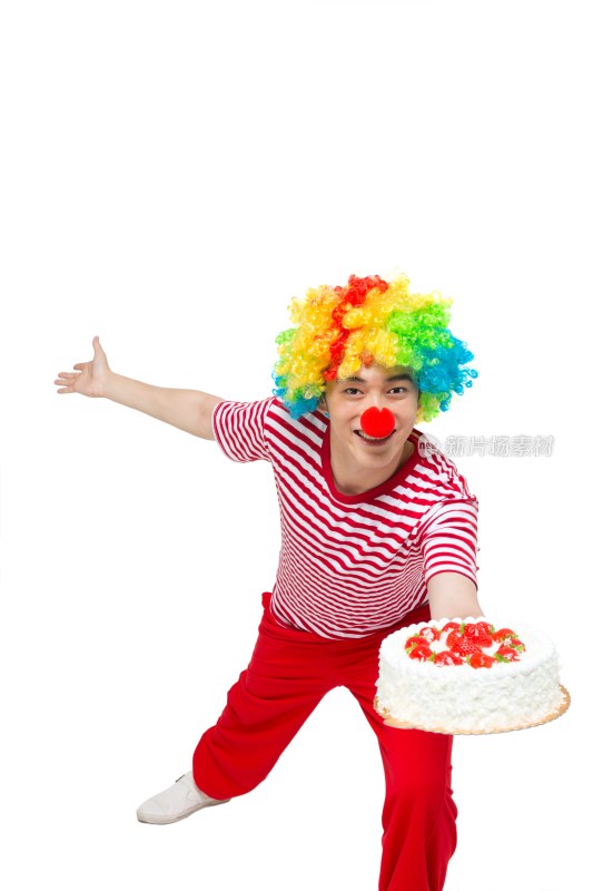 棚拍快乐滑稽的小丑捧蛋糕
