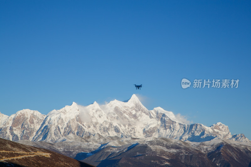 西藏林芝冬季南迦巴瓦峰蓝天白云下的雪山