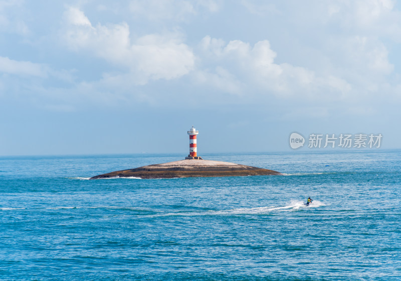 东山岛海上灯塔与摩托艇风景