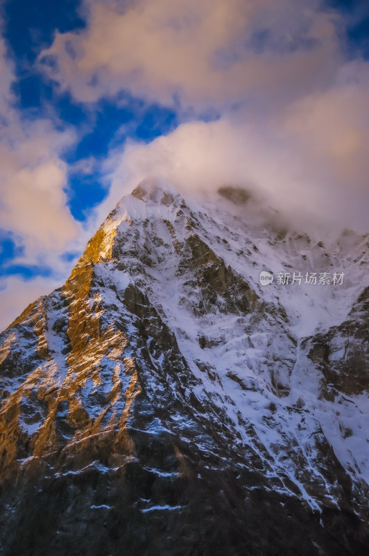 雪山日照金山自然风景