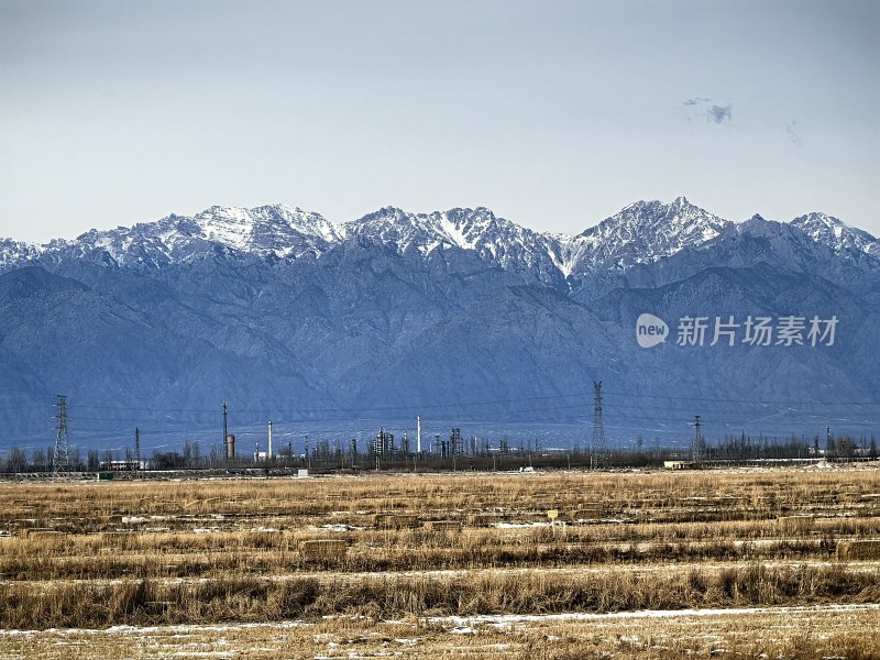 雪山下的开阔田野景象