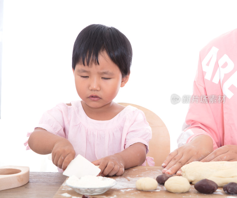 中国小孩子自己动手做月饼