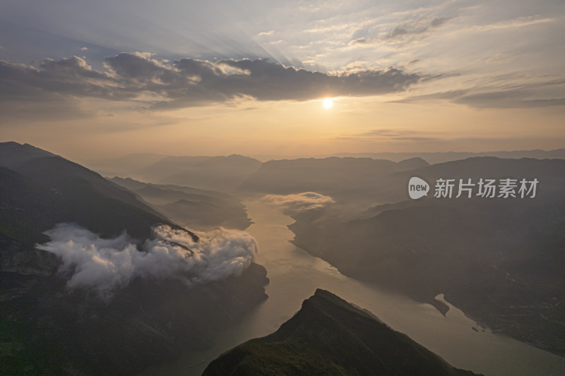 长江三峡山峰河流朝霞日出摄影配图