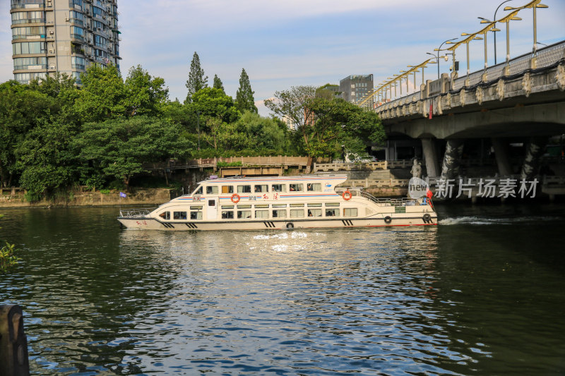 浙江杭州行驶在京杭大运河拱宸桥河道的游船