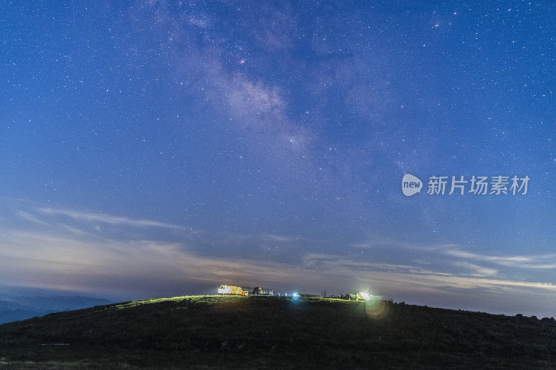 户外山顶上的璀璨星空夜景