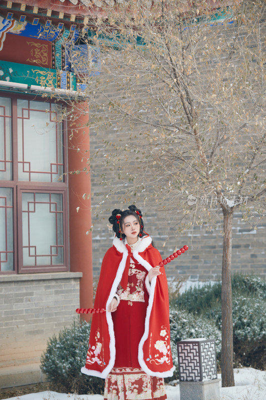 雪天户外身穿中式红色汉服的亚洲少女