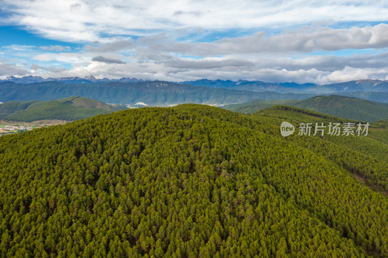 航拍云南香格里拉高海拔村落自然风光