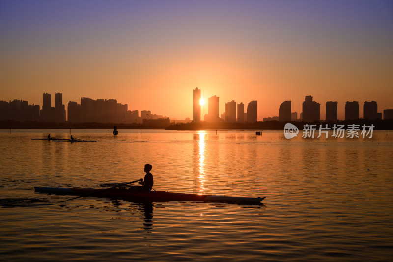 厦门海上自行车道湖畔日落景观