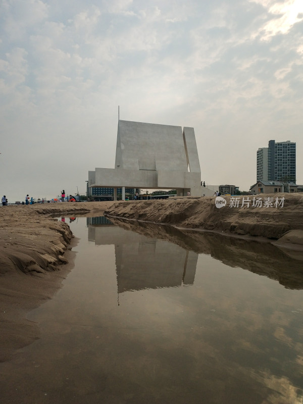 沙滩边独特造型的建筑及周边环境景象