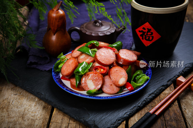 香辣美味的炒红肠