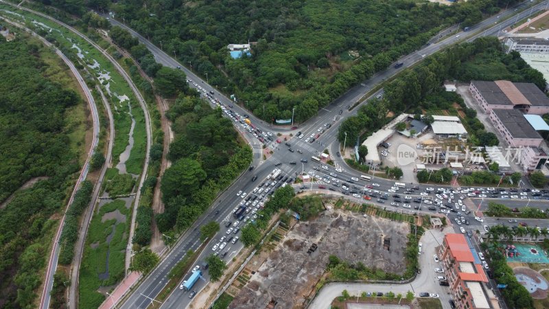 广东东莞：早高峰道路上车流量大