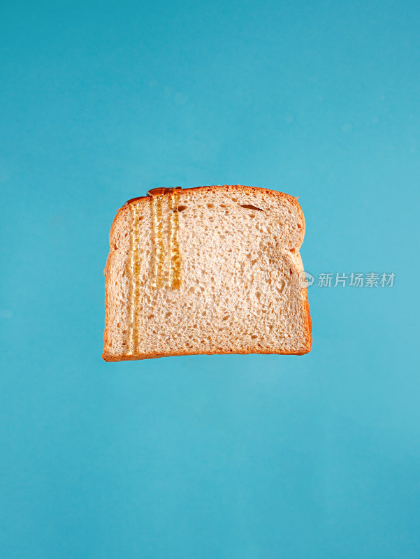 蓝色背景上，一块早餐面包的特写