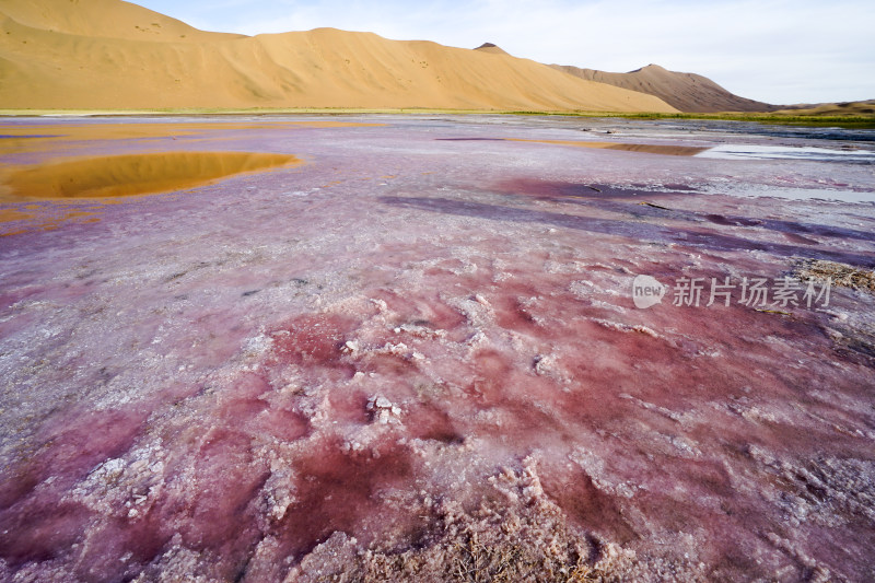 内蒙古巴丹吉林沙漠，沙漠湖泊，红海子