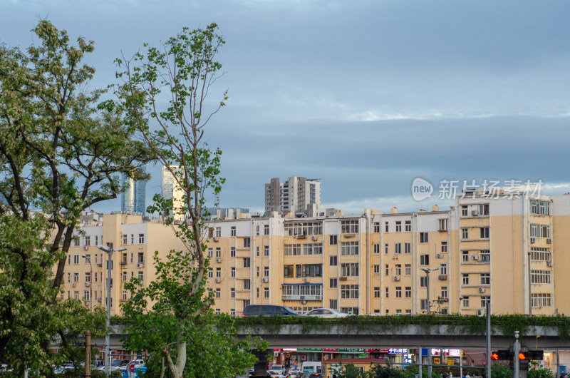 城市居民区与高架桥景观