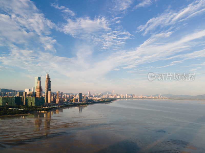 夕阳下建设中的深圳湾超级总部基地