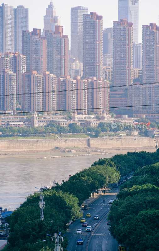 重庆市长江沿岸道路与摩天大楼