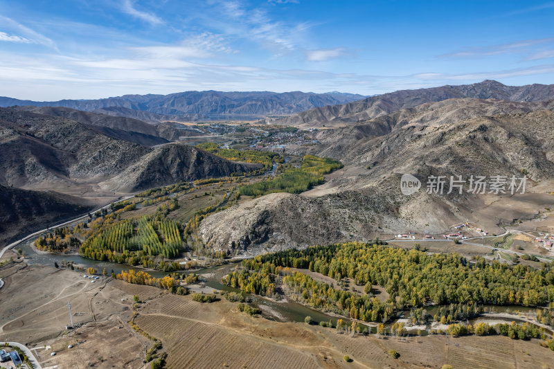 新疆阿勒可可托海秋色山谷河道秋景航拍